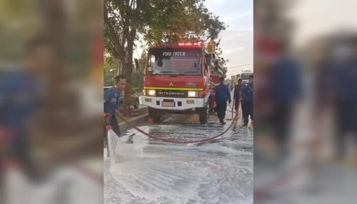 Tim Damkar di Palembang Siram Jalan Raya, Ini Penyebabnya