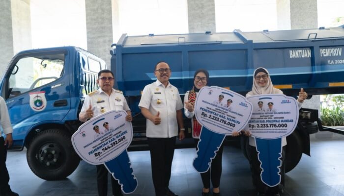 Gubernur Suhardi Duka Serahkan Bantuan Truk Sampah untuk Pemerintah Kabupaten