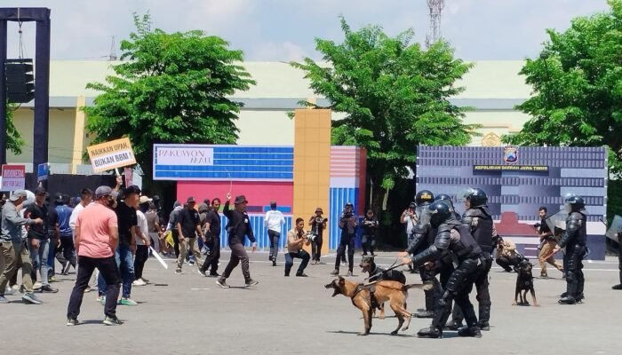 Polda Jatim Gelar Simulasi Sispamkota 2025, Antisipasi Massa Anarkis