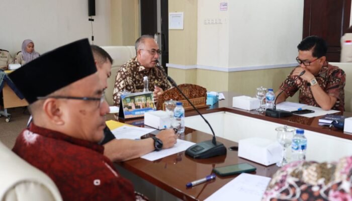 Sekda Apriyadi Pimpin Rapat PKKPR
