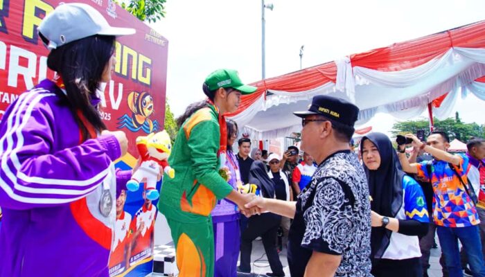 Antusias Bersama Atlit, Bupati Bupati HM. Toha Tohet Semarakkan Porprov XV