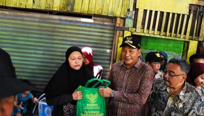 Wujud Kepedulian, Bupati Sidoarjo Pindahkan Warga Kurang Mampu ke Rusunawa dan Bantu Pendidikan Anak