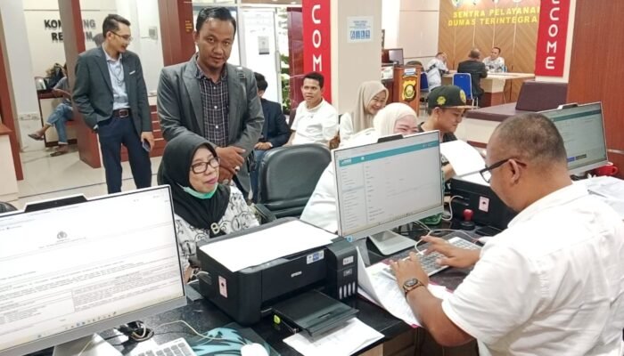 Ratusan Rekan PGRI Palembang Kawal Maya Handayani ke Polda Sumsel