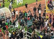 Suporter Sriwijaya FC Turun ke Lapangan Usai Kekalahan dari Bekasi City, Desak Tim Segera Bangkit