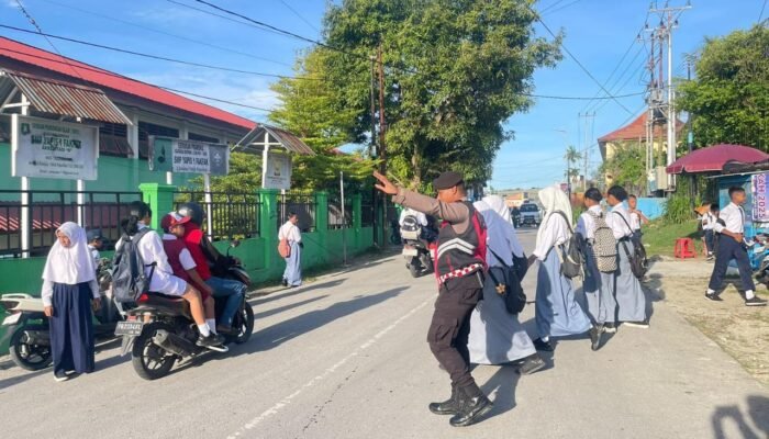 Antisipasi Kemacetan, Satlantas dan Samapta Polres Fakfak Tertibkan Jalan