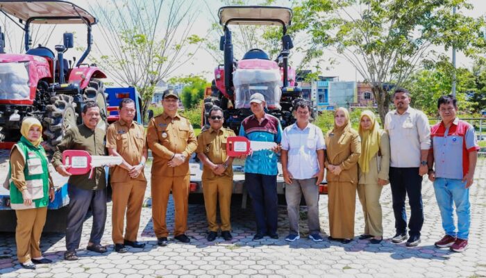 Bupati Aceh Tamiang Serahkan 5 Unit Traktor Roda Empat Kepada Kelompok Tani