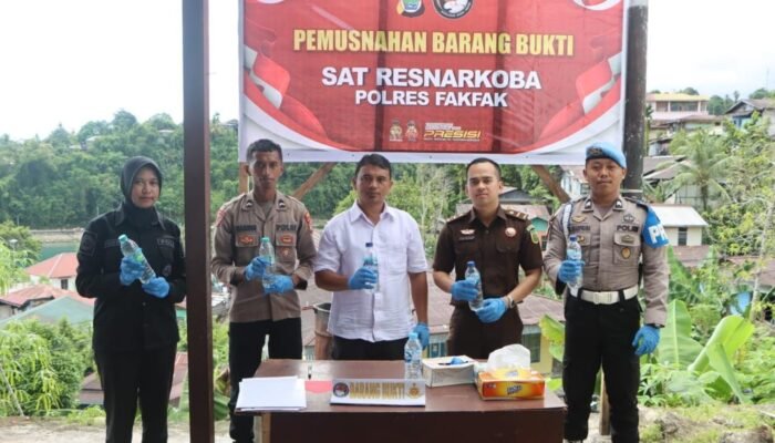 Operasi Bersinar Mansinam 2025, Satresnarkoba Polres Fakfak Musnahkan Puluhan Botol Sopi Ilegal