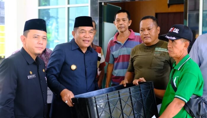 Bupati Muba Serahkan Bantuan Alat Pasca Panen untuk Petani Karet