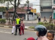 Ditsamapta dan Ditlantas Polda Jambi Bersinergi Atur Lalu Lintas dan Bantu Anak Sekolah Menyeberang Pagi Hari