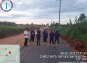 CSR PT OKI Pulp Perbaikan Jalan di Pasar Jetty Baung
