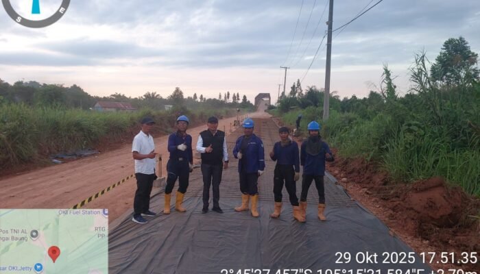 CSR PT OKI Pulp Perbaikan Jalan di Pasar Jetty Baung