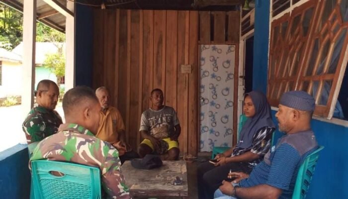 Babinsa 1803-02/Kokas Jalin Komsos Bersama Warga Kampung Furir