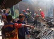 Tim Pamapta Polresta Jambi Bantu Petugas Damkar Padamkan Api di Kelurahan Rawasari