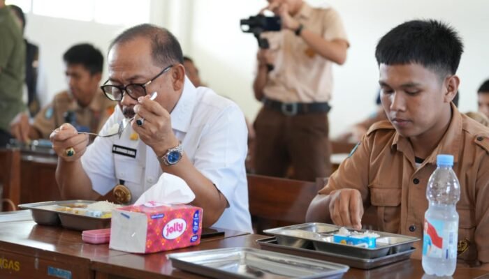 Pastikan Sterilitas MBG, Gubernur Suhardi Duka Cicipi Langsung Makanan Siswa di SMKN 1 Rangas