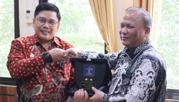 Dua Lurah Kota Pagar Alam Terima Penghargaan Kemenkum Sumsel