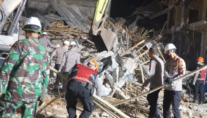 Bupati Sidoarjo Ucapkan Syukur, Proses Evakuasi Korban Runtuhnya Mushala Ponpes Al Khoziny Membuahkan Hasil