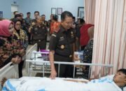 Wabup Sidoarjo dan Kajati Jatim Kunjungi Korban Musibah Ponpes Al Khoziny di RSUD R.T. Notopuro Berikan Dukungan Moril