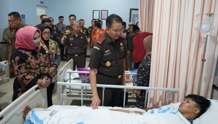 Wabup Sidoarjo dan Kajati Jatim Kunjungi Korban Musibah Ponpes Al Khoziny di RSUD R.T. Notopuro Berikan Dukungan Moril