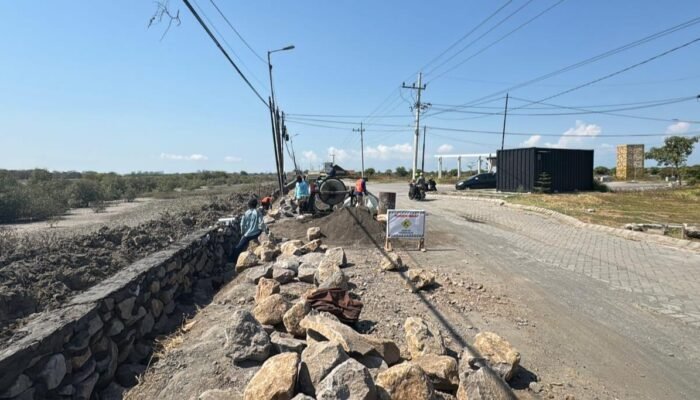 Sepanjang 1.945 meter Betonisasi Ruas Jalan Kalanganyar-Segorotambak Ditargetkan Rampung Desember 2025