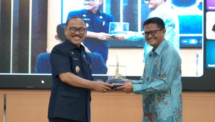Gubernur Suhardi Duka Kukuhkan DPW AAIPI Sulawesi Barat Periode 2025-2028