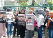 Puluhan Massa Datangi PN Palembang Berikan Dukungan Moril kepada Alex Noerdin