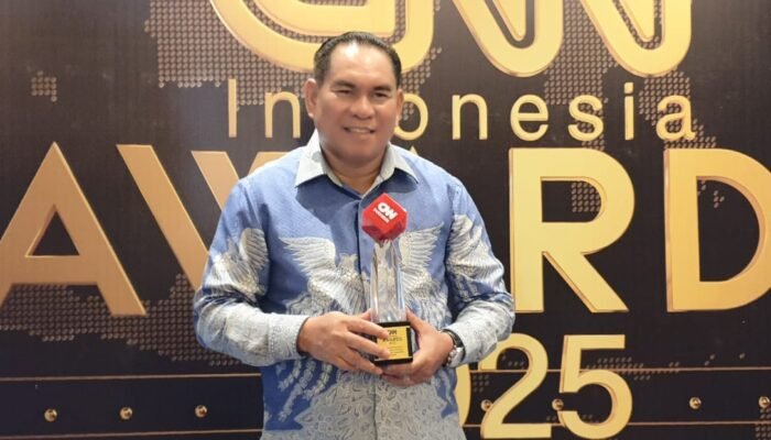 Bupati Fakfak Terima Penghargaan Dari CNN Indonesia Award 2025