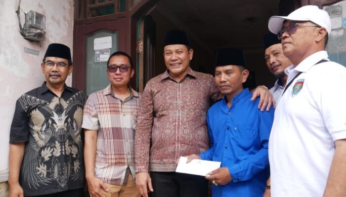 Bupati Sidoarjo Subandi Serahkan Santunan untuk Enam Korban Ambruknya Mushola Al Khoziny