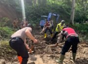 Tim Gabungan TNI-POLRI Bersama OPD Bersihkan Material Longsor di Ngantang, Akses Jalan Kembali Normal