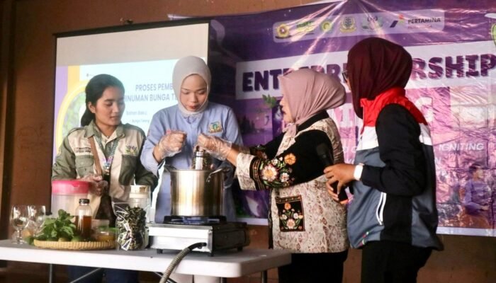 Pertamina Patra Niaga Regional Sumbagsel dan Mahasiswa UNSRI Wujudkan UMKM Sutra Go Digital di Kampung Sugihwaras