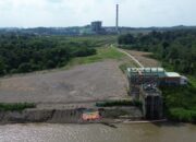 Kampanye Toxic20, Anak Padi Bentang Spanduk: Racun PLTU Membunuh Sungai Pendian, Pule, dan Lematang