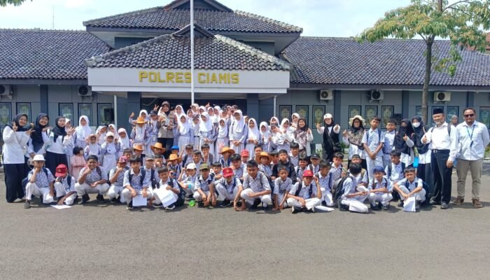 Siswa SD Plus Al Huda Buniseuri Belajar Disiplin dan Tertib Lalu Lintas Bersama Polres Ciamis