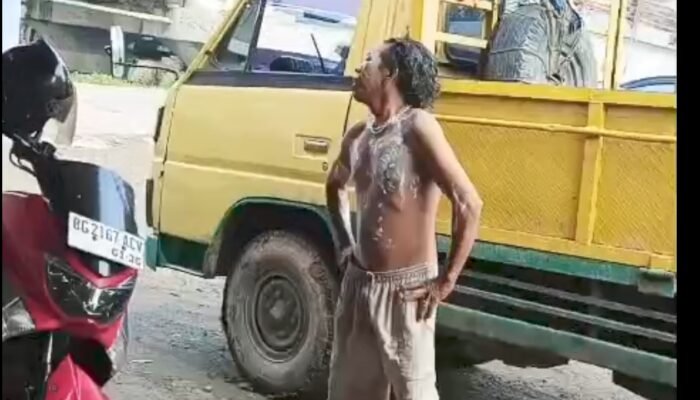 Pasal Handphone, Fikri Disiram Air Keras 