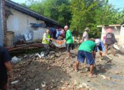 Bhabinkamtibmas Kajen dan Warga Gotong Royong Bersihkan Puing Rumah Roboh