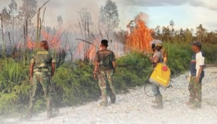 Instruksi Dandim 1803/Fakfak, Babinsa dan Warga Berhasil Padamkan Kebakaran di Distrik Bomberay