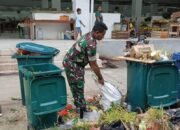 Babinsa Fakfak Berikan Contoh Menjaga Kebersihan Pasar Thumburuni