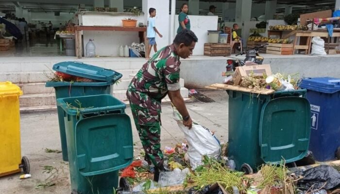 Babinsa Fakfak Berikan Contoh Menjaga Kebersihan Pasar Thumburuni
