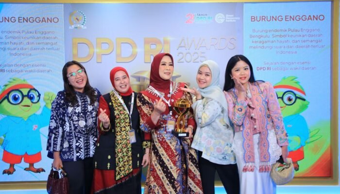 Peduli Ekonomi Kreatif di Sumsel, Feby Deru Dianugerahi DPD Award 2025