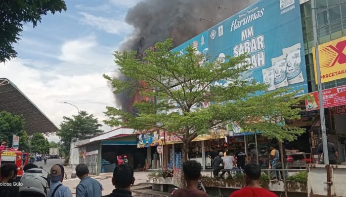 HBC Supermarket Batam Dilalap Si Jago Merah, 6 Ruko Hangus Terbakar