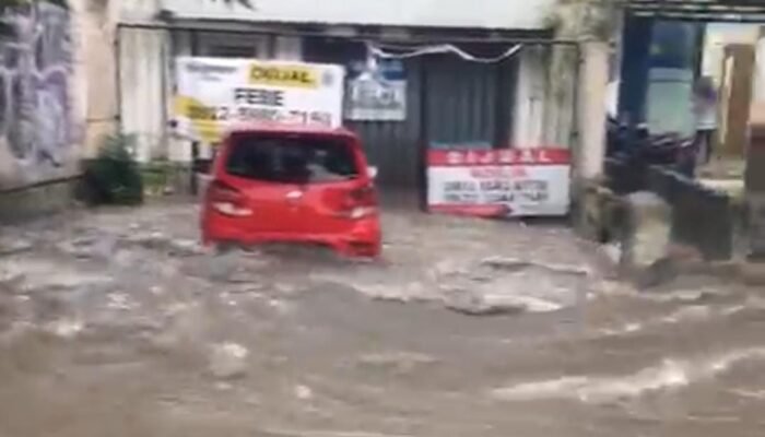 Jalan Letjen Sutoyo Kota Malang Terdampak Banjir
