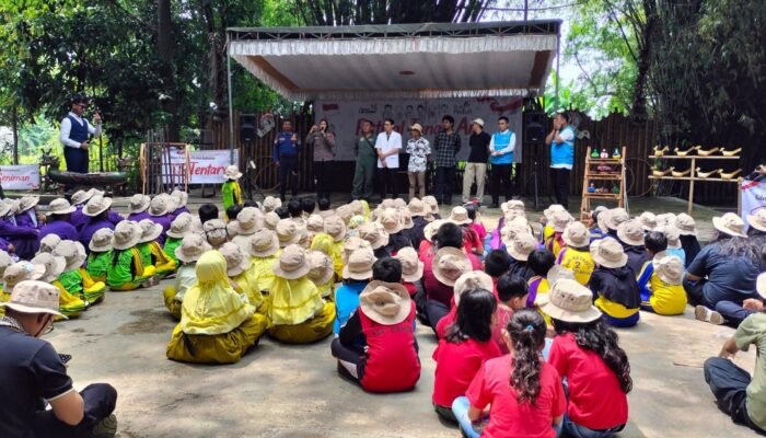 Polwan Polresta Sidoarjo Beri Edukasi Bijak Gunakan Gadget Sejak Dini di Kampung Lali Gadget