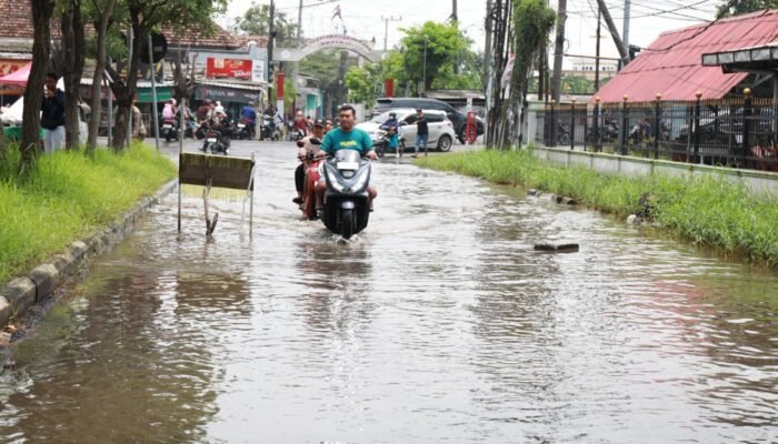 Bupati Subandi Sidak ke Sejumlah Lokasi Banjir di Kawasan Sidoarjo Kota