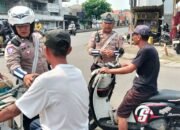 Peduli Keselamatan, Polsek Porong Sosialisasikan Pentingnya Helm Lewat Teguran Humanis
