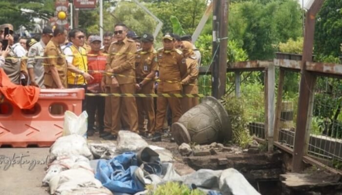 Trotoar Jembatan Embong Brantas Ambrol, Walikota Malang Siapkan Skema Satu Lajur