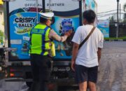Tempel Stiker Peringatan, Satlantas Pekalongan Gencarkan Sosialisasi Operasi Zebra Candi