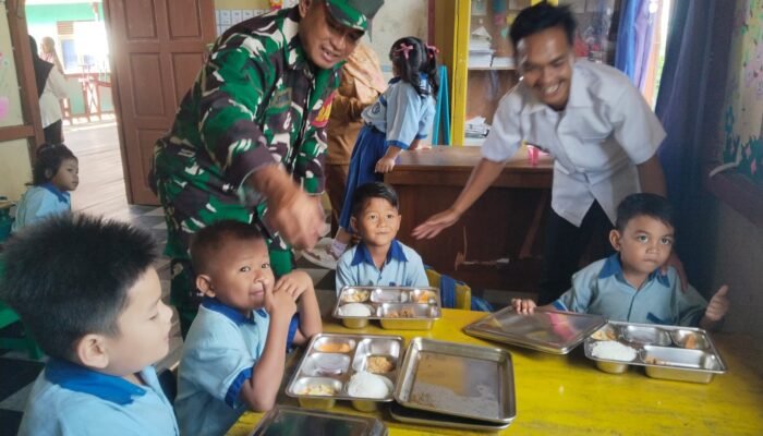 Babinsa Kodim 1206 Putussibau Dampingi Penyaluran MBG di Sekolah