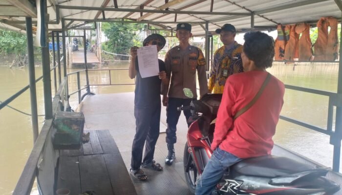 Wujudkan Keselamatan, Polisi Berikan Edukasi Keamanan di Penyeberangan Krembangan Taman