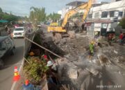 Maaf Perjalanan Anda Terganggu! Jalan Sudirman Area Rel Pasar Berlaku Satu Jalur