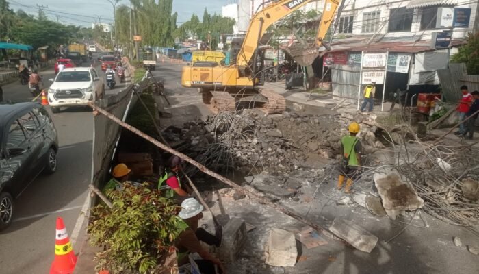 Maaf Perjalanan Anda Terganggu! Jalan Sudirman Area Rel Pasar Berlaku Satu Jalur
