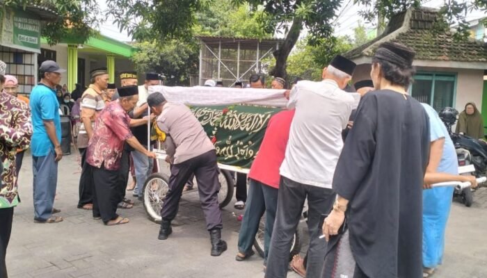 Wujud Kepedulian, Personil Polsek Buduran Dampingi Prosesi Pemakaman Warga Setempat