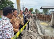 Bupati Sidoarjo H.Subandi Sidak Pembangunan Rumah Pompa dan Bendungan di Desa Kedung Peluk